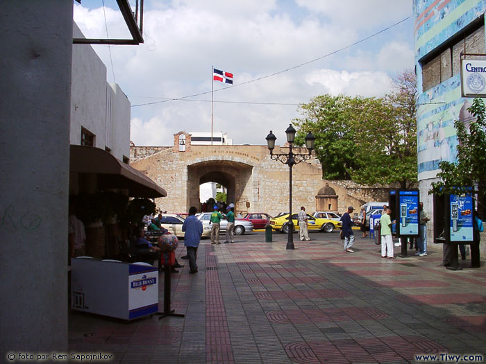 Entrance to the plaza - El Conde Gate
