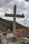 Cruz de piedra al lado de la Iglesia de Piedra de Juan Felix Sanchez en San Rafael, estado Merida, Venezuela