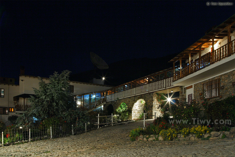 Hotel Parque Turistico Apartaderos ночью