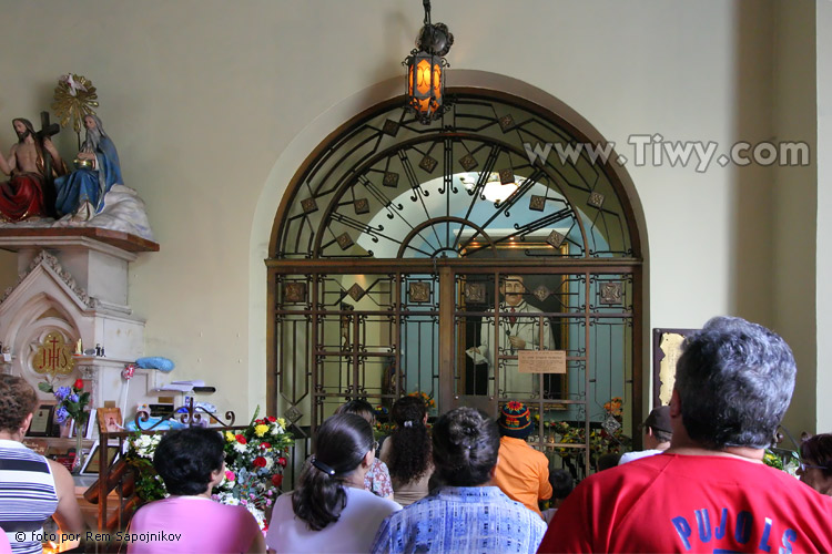 Внутри церкви Канделярии в Каракасе