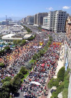 Тысячи людей, абсолютно мирных, прекрасная атмосфера. Фото с сайта www.republica.it
